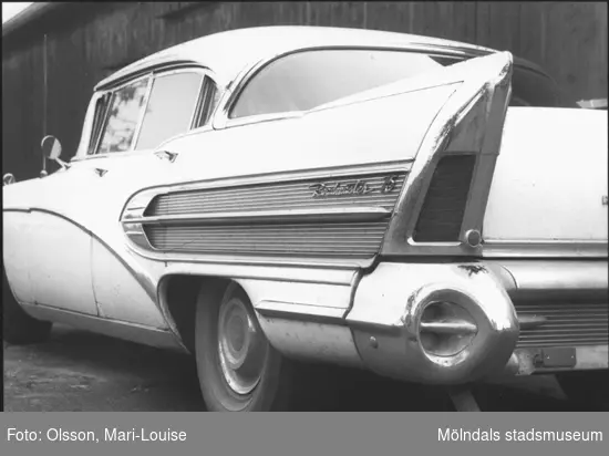 Buick - en 1950-tals bil, fotad snett bakifrån. Bilden togs i samband med utställningen "Från näckens polska till rockens roll" som pågick 1 december 1990 - 31 december 1991 på Mölndals Museum. Relaterade motiv: 2007_0442 - 0443.