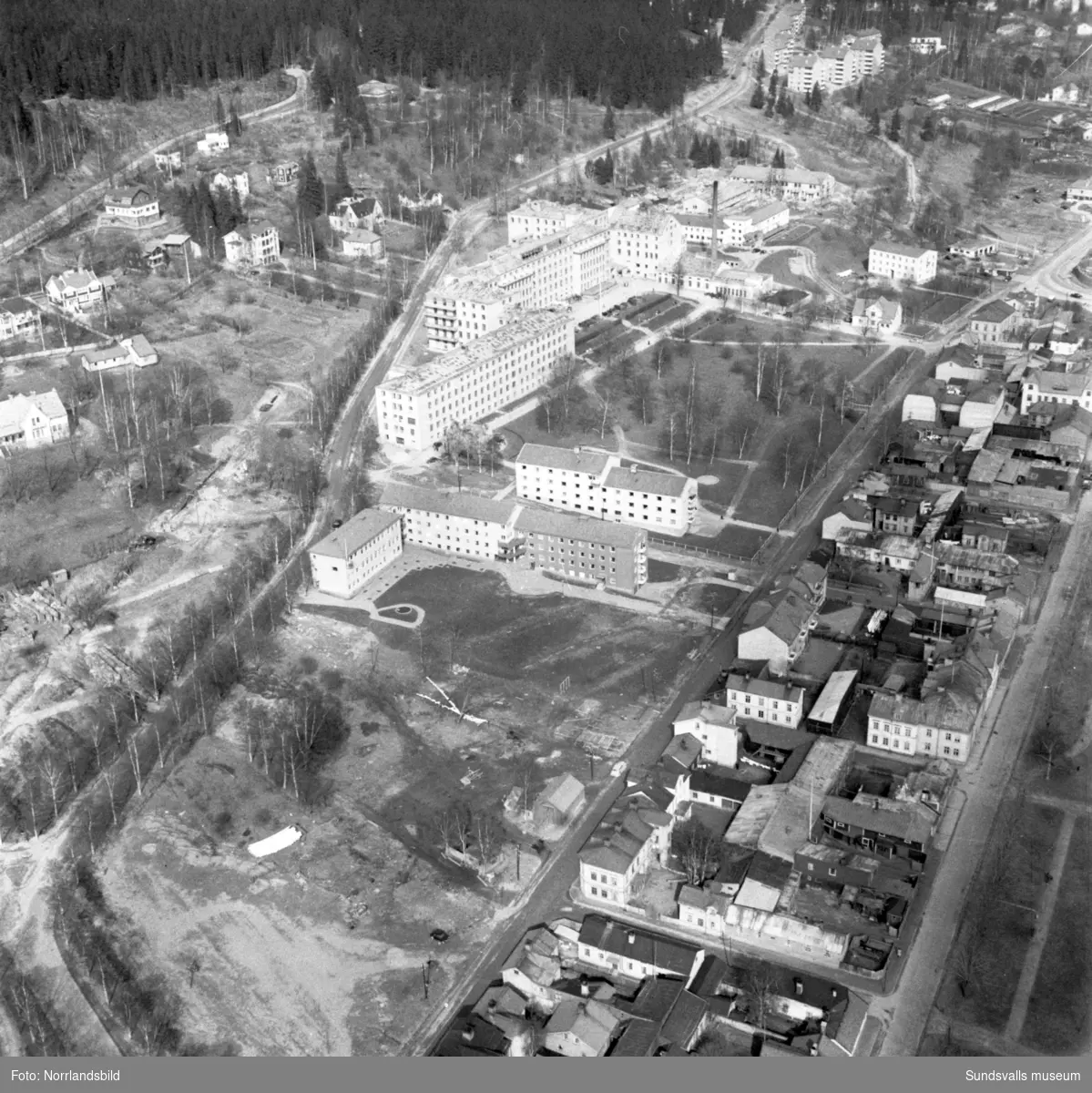Flygfoto över sjukhuset och en del av gamla Norrmalm.