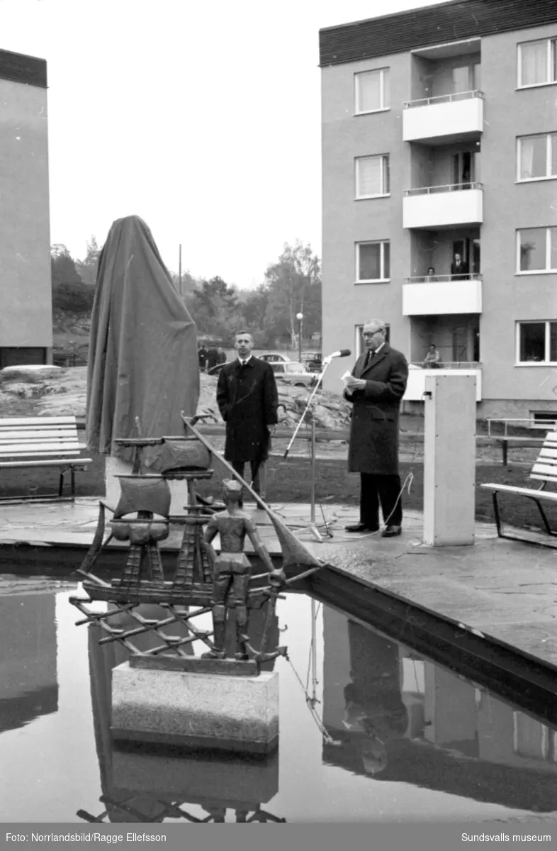 Avtäckning av en statygrupp vid dammen i kvarteret Vasa i Skönsberg. Skönsbergsvägen-Medborgargatan-Vasagatan-Bruksgatan.