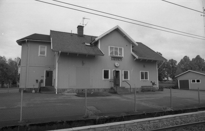 Gårdsjö var en Sveriges största omlastnings- stationer, från
bredspårig bana till smalspårig. Exteriör av Gårdsjö station.
