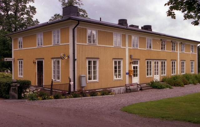 Posten i Färna (glesbygdspostställe till 31/12 1985) inrättades
1/12 1974 efter att ha fungerat som postombud, sedan poststationen
Färnabruk indrogs 1/9 1968. Ortsadressen är Skinnskatteberg.