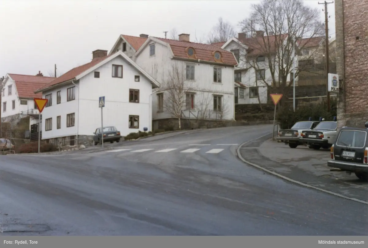 Vy från Norra Forsåkersgatan mot Ryliden i Mölndals Kvarnby på 1970-talet. Från vänster ses Roten M 21, 19, 20 och 28.