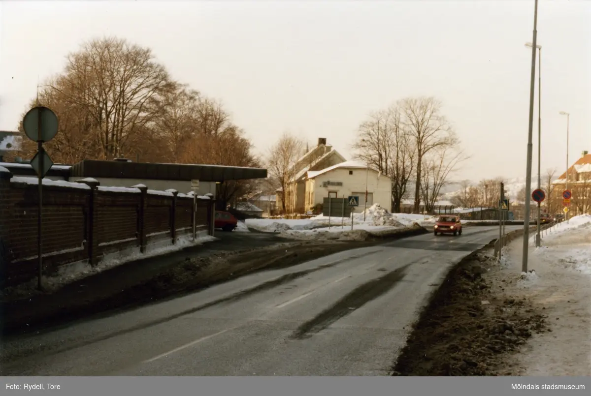 Kvarnbygatan i Mölndal på 1970-talet. Till vänster ses byggnader tillhörande pappersbruket Papyrus. Möbelaffären lite längre ner på gatan har adress Kvarnbygatan 21.