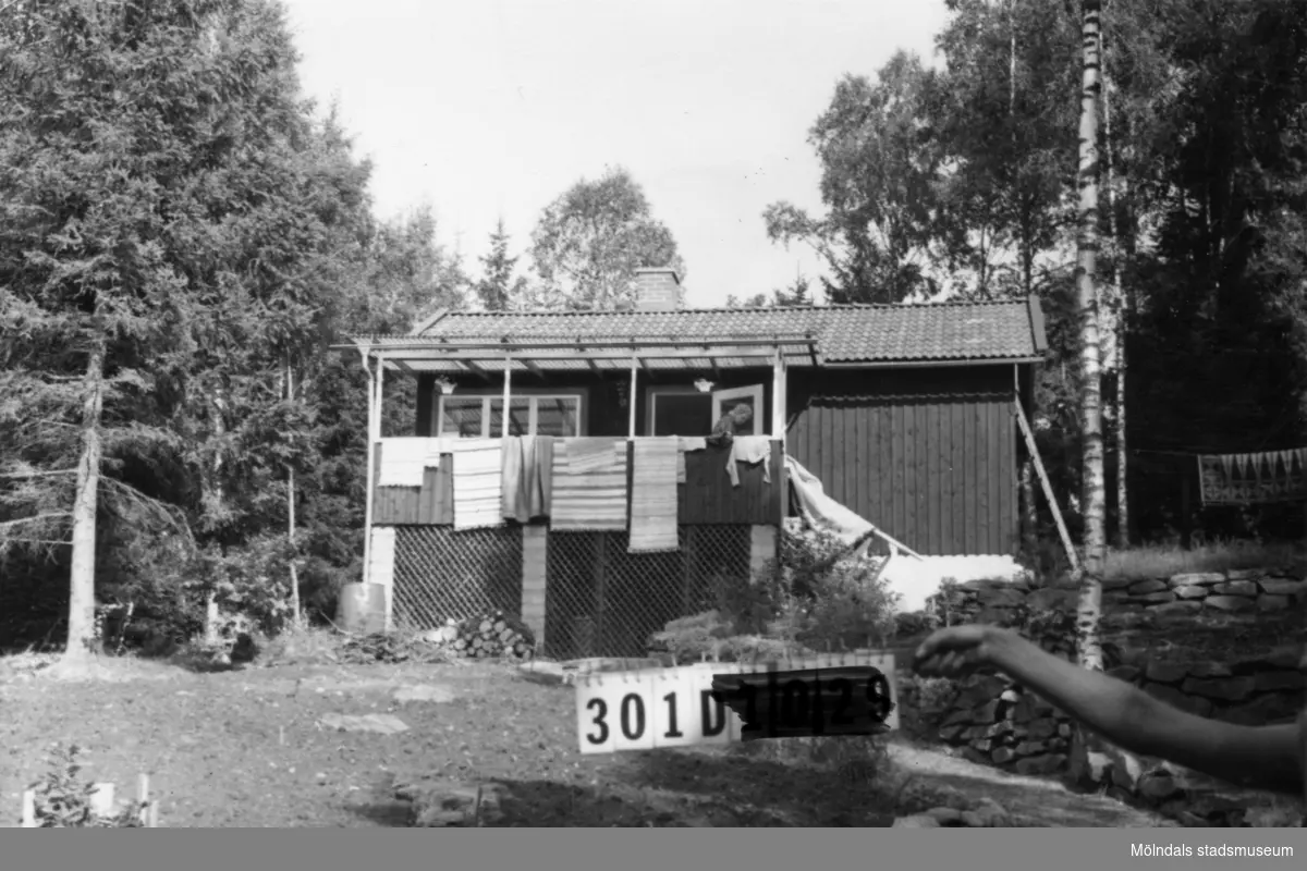 Byggnadsinventering i Lindome 1968. Inseros 1:70.
Hus nr: 301D4013.
Benämning: fritidshus.
Kvalitet: god.
Material: trä.
Tillfartsväg: framkomlig.
Renhållning: soptömning.