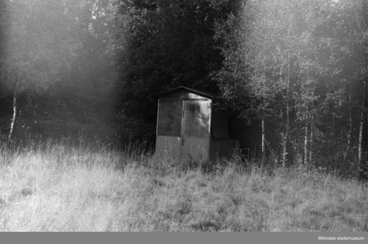 Byggnadsinventering i Lindome 1968. Torkelsbohög 1:28.
Hus nr: 559C2017.
Benämning: gammal kiosk.
Kvalitet: dålig.
Material: masonit, glas.
Tillfartsväg: ej framkomlig.