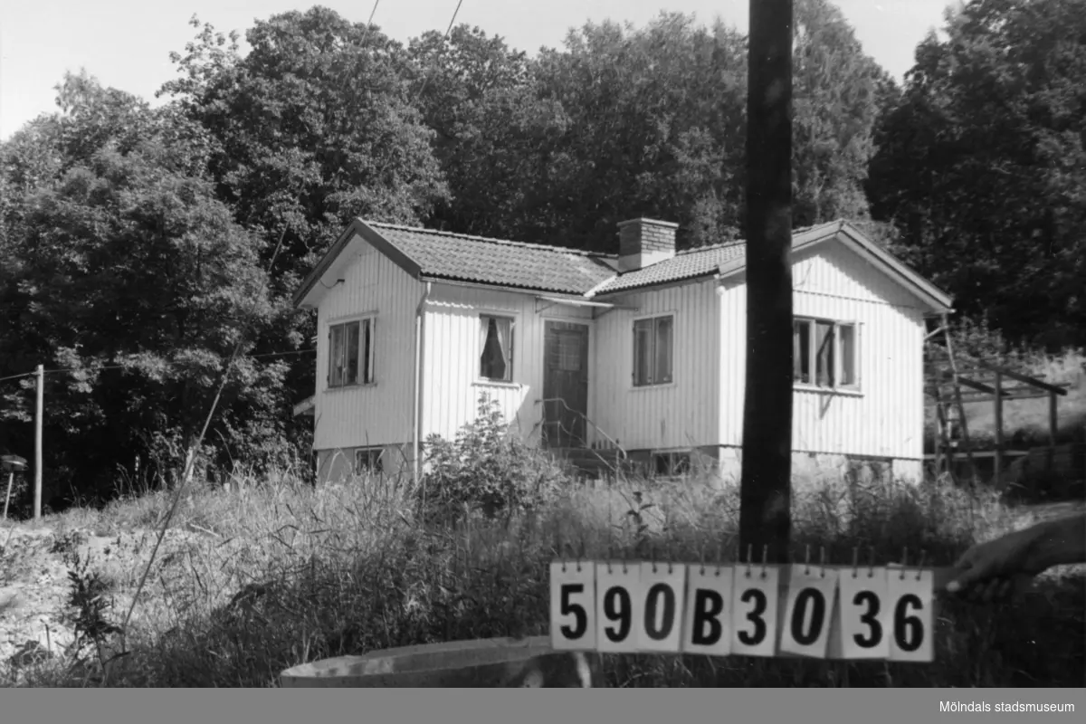 Byggnadsinventering i Lindome 1968. Hällesåker 7:2.
Hus nr: 590B3036.
Benämning: permanent bostad och redskapsbod.
Kvalitet: god.
Material: trä.
Övrigt: hundgård.
Tillfartsväg: framkomlig.
Renhållning: soptömning.