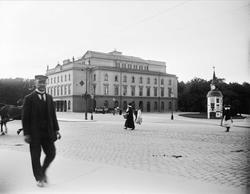 Göteborg: plass, Stora Teatern (Operaen), kiosk, mennesker