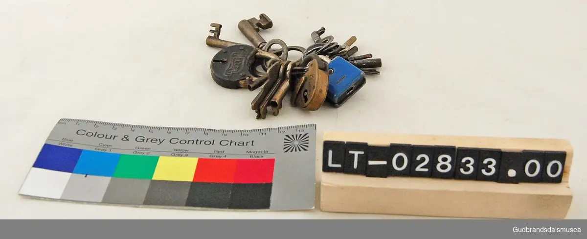 Nøkkelknippet består av 16 nøkler og tre hengelåser i ulik form og størrelse. Tre av nøklene er flate, ellers er nøklene runde på enden som settes i låsen. Ovalt hode med lettere varianter av buer/sirkel  /"kløver", trapes. Et knippe med forholdsvis små nøkler på. Nøkler har dreide linjer som dekor. Den minste, ovale låsen har luke til å skyve foran nøkkelhullet. En lås skiller seg ut ved at den er i blått blikk, og er firkantet, er naglet. Diverse nummer og tekst kan være på de ulike nøklene. 