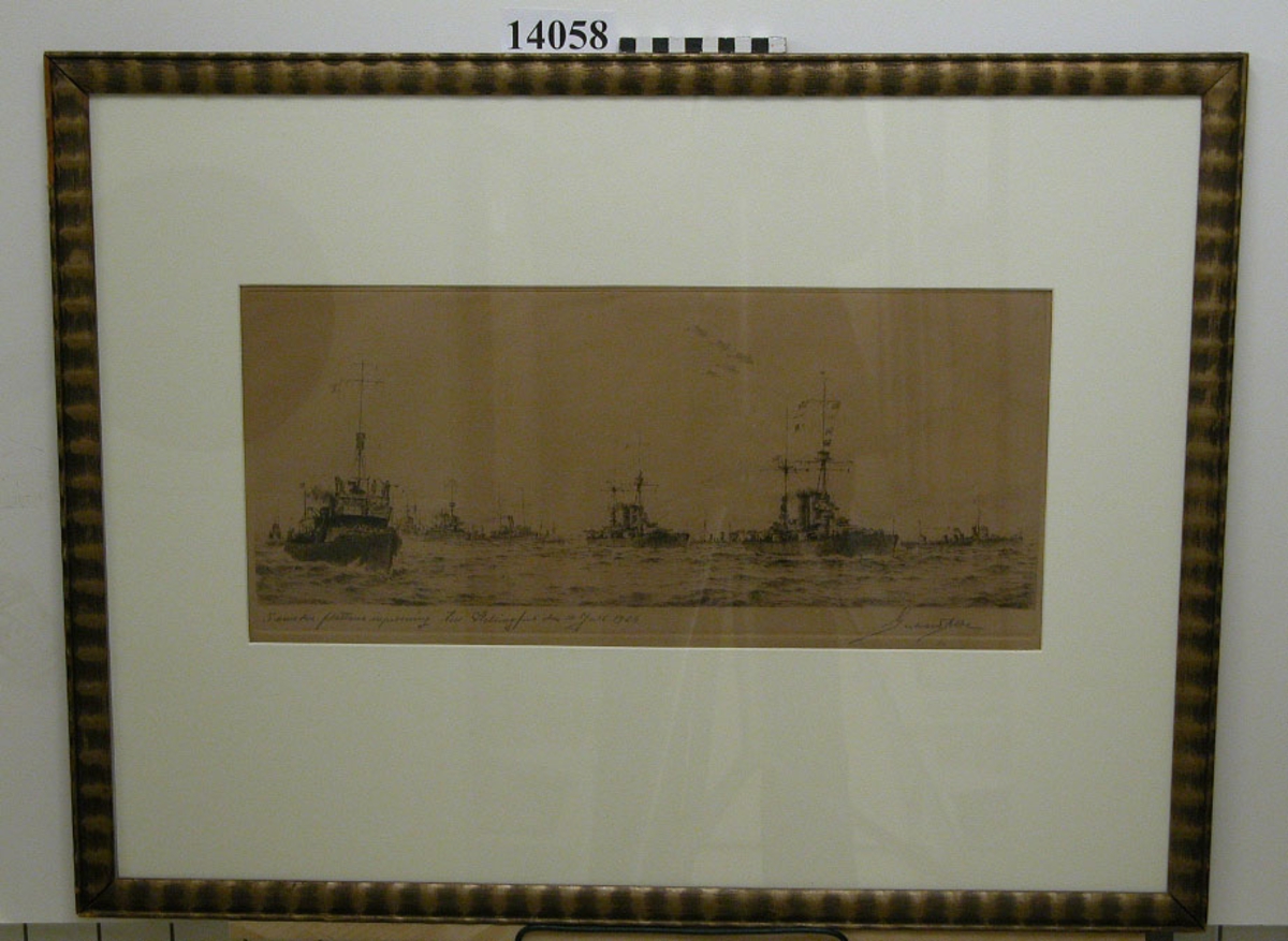 Fotografi inom glas och ram. Motiv:Svenska flottans inpassering till Helsingfors 10 juli 1924, sign. Albe.
Neg.nr A 780 3:6