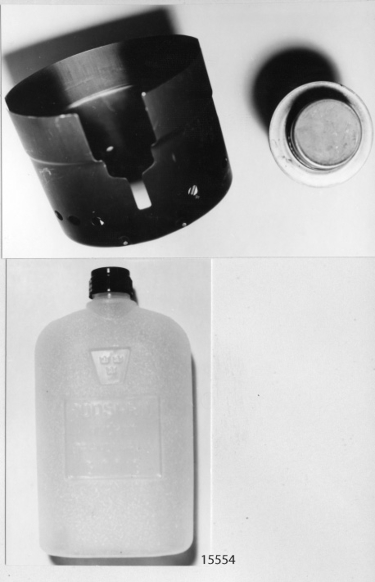Spritkök, enmans av aluminium, mässing och plast. Bestående av ett vindskydd med hållare för kokkärl i svart eloxerad aluminium och en brännare för rödsprit (cylindrisk) samt en flaska av plast, avsedd för rödsprit.