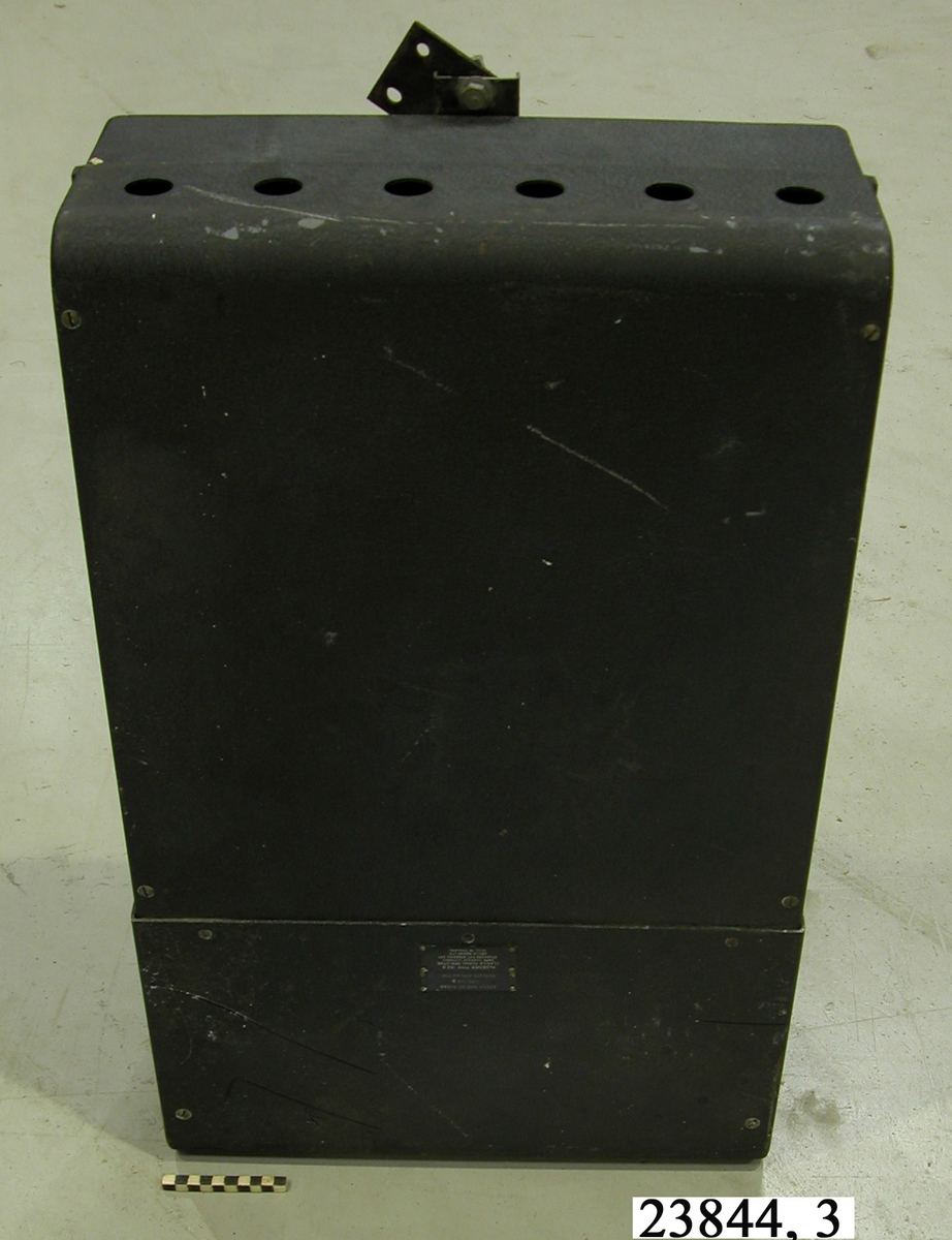 Rektangulär metallbox, lackerad i svart med "krympfärg". Boxen har en öppningsbar lucka på framsidan. På ovansidan finns sex cirkulära ventilationshål. På undersidan finns två stötdämpande fötter. Mottagaren innehåller en antennmotor. För vidare information se "Handbok för radar PN-58", Decca Navigator och Radar AB, fastställd av Kungliga Marinförvaltningen 23 augusti 1956. Handboken finns i Marinmuseums arkiv.