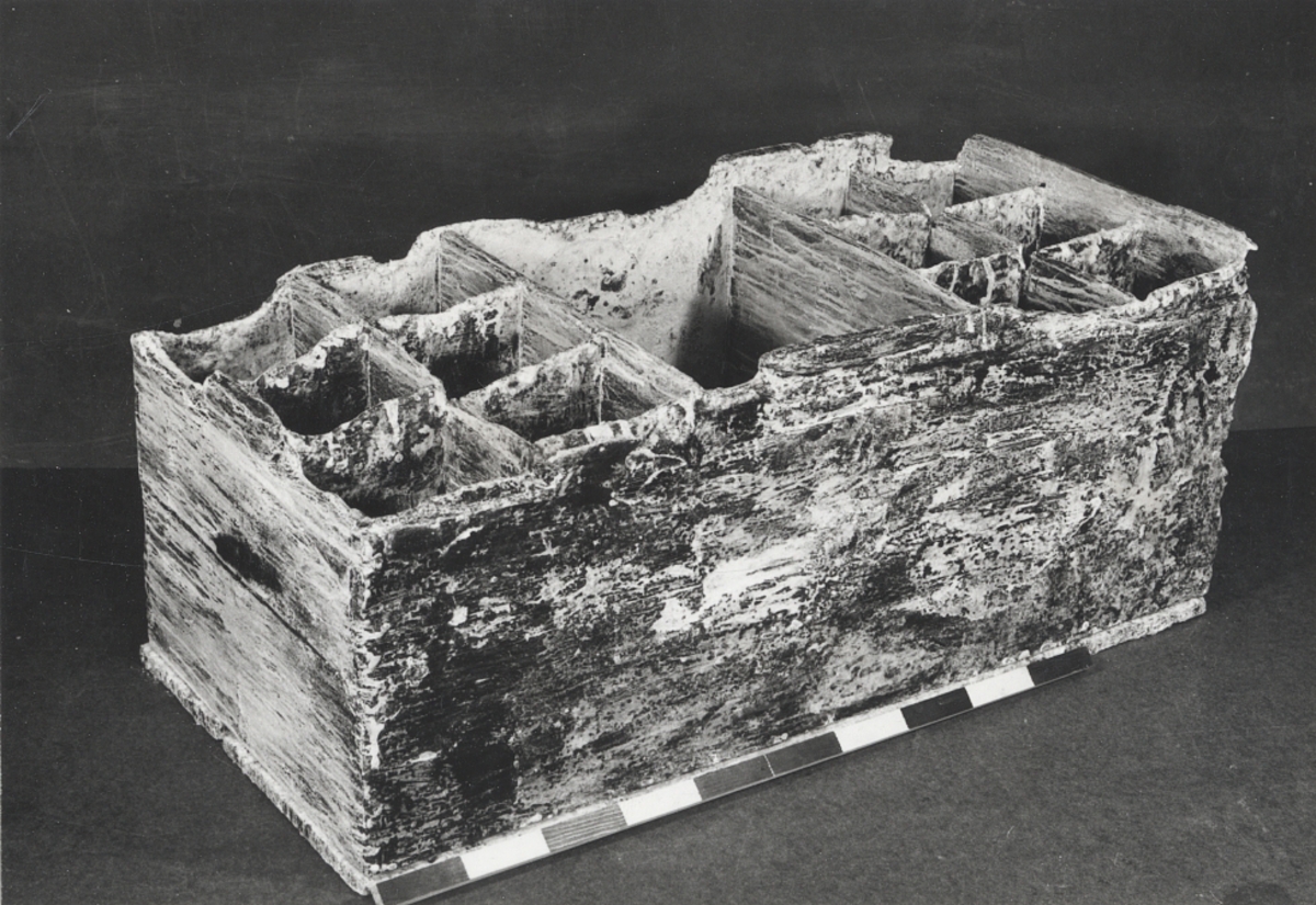 Rektangulär kista där talgljus förvarades i mittfacket och spik i olika dimensioner i sidofacken.

Från fartyget RIKSÄPPLET som sjönk vid Dalarö 1676.
