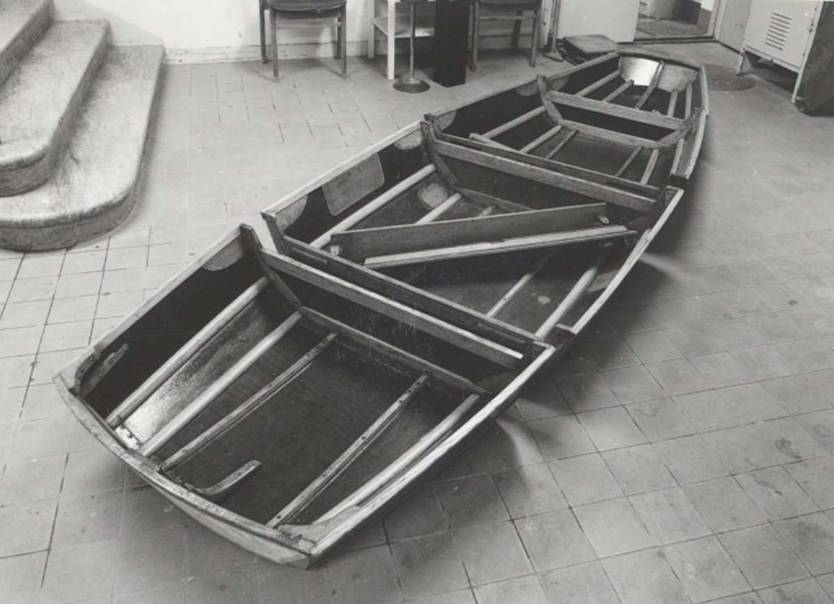Isärtagbar roddbåt i masonite, ek och furu. Denna lilla roddbåt är byggd av Gunnar Wrange någon gång på 1920-talet. Han tänkte använda båten för fisketurer i Stockholms skärgård men sägs även ha rott från Stockholm till Sandhamn. När båten tagits isär kan alla delar läggas i varandra och den skulle även kunna tas på takräcket till familjens Volvo.
Skrov bestående av fyra delar. Med tofter och årtullar.
Måtten anges längd x bredd x djup
a) Förlig skovdel 770 x 860 x 290
b) Näst förligaste skrovdel 910 x 1120 x 330
c )Nästa aktra skrovdel 980 x 1130 x 330
d) Akter skrovdel 870 x 1100 x 280
Mått anges längd x bredd
e) Förtoft, att sätta mellan a o b 800 x 145
f) Förlig mittoft, att sätta mellan skrovdel b o c 1050 x 145
g) Aktre mittoft, att sätta mellan skrovdel c o d 1035 x 150
h) Aktertoft, säkras med mässingshake 880 x 230
i) Specialgjord årtull med fästen
j) Specialgjord årtull med fästen