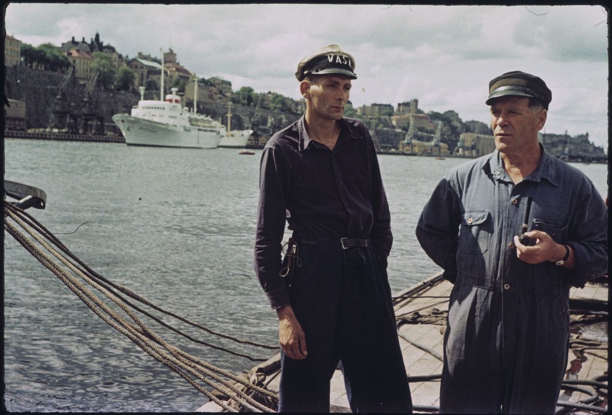 Dykarbasen Per Edvin Fälting (till höger) på dykflotten tillsammans med dykaren Lennart Carlbom.