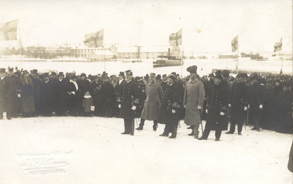 Vykort på invigningen av Erik Dahlbergsstatyn den 6 februari 1915. Invigningstalen hölls av general Munthe och amiral Lagercrants. Bland övriga trupper, märktes en avd.ur andra lifgrenadjärregementet, det regemente som särskilt utmärkte sig vid tåget över Bälten, under befäl av kapten Fornell.