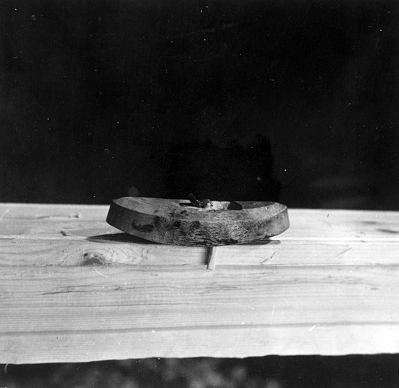 Neg nr 43. Hyvel, "klös", använd vid upphyvling av spikränder i kantprofiler. L 12cm, bladbredd 1 cm, höjd 2cm. Foto 6.8 (1962).