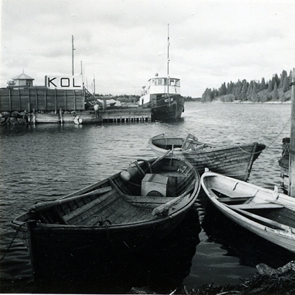Skötbåtar och snipor. Västerbotten, Bygdeå tingslag och socken, Ratan. I bakgrunden bogserbåten NESTOR.