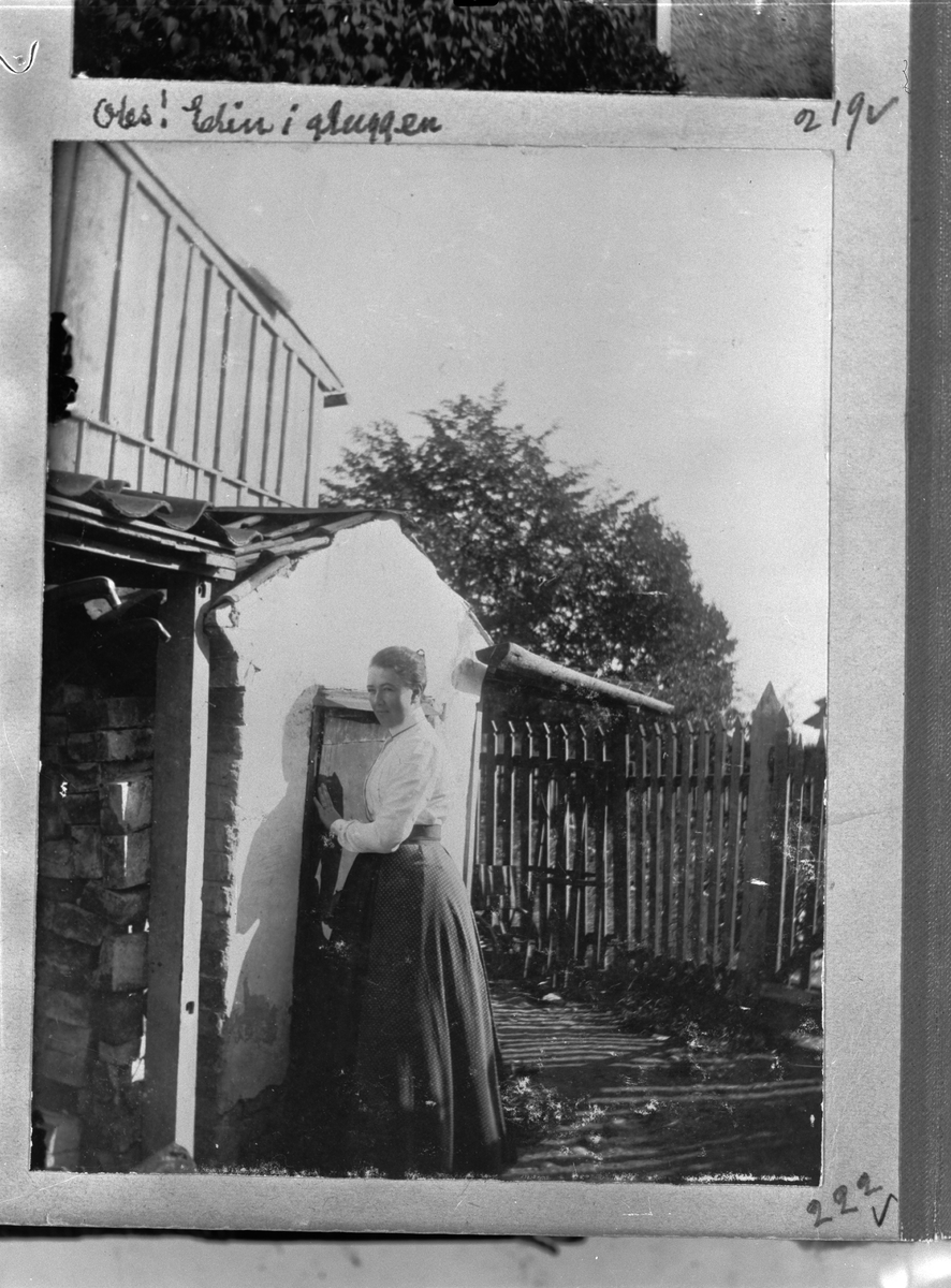"Elin vid kruthuset i 37:an", Liljefors kruthandel, Svartbäcksgatan 37, kvarteret Edda, Svartbäcken, Uppsala 1900 - 1901