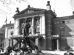 Bjørnsonstatuen med sørgeflor.