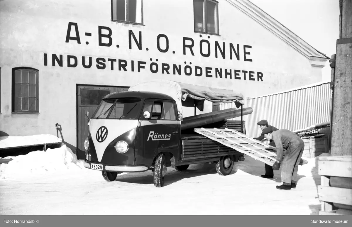 Två anställda på AB N.O. Rönne Industriförnödenheter, Rönnes, lastar material på en Volkswagen-pickupp. Porträttbild på Herr Åberg (direktör?).