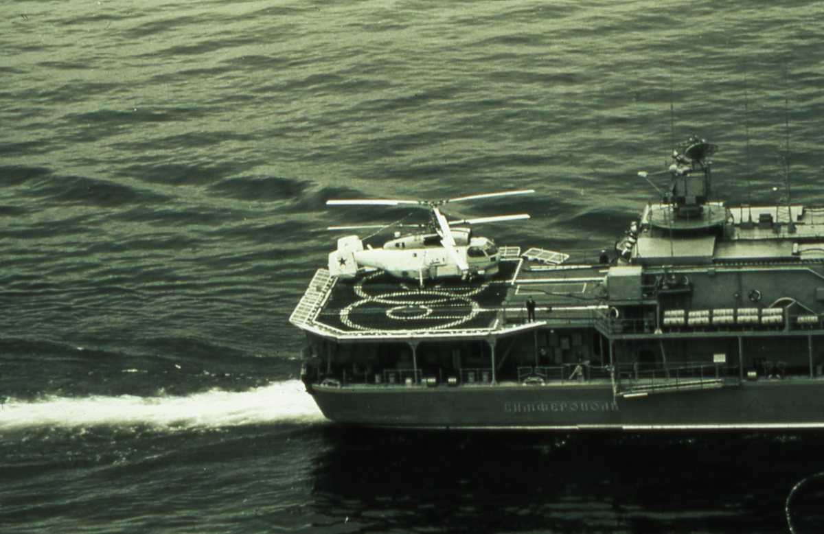 Russisk fartøy av Udaloy - klassen med et helikopter på flydekket.
