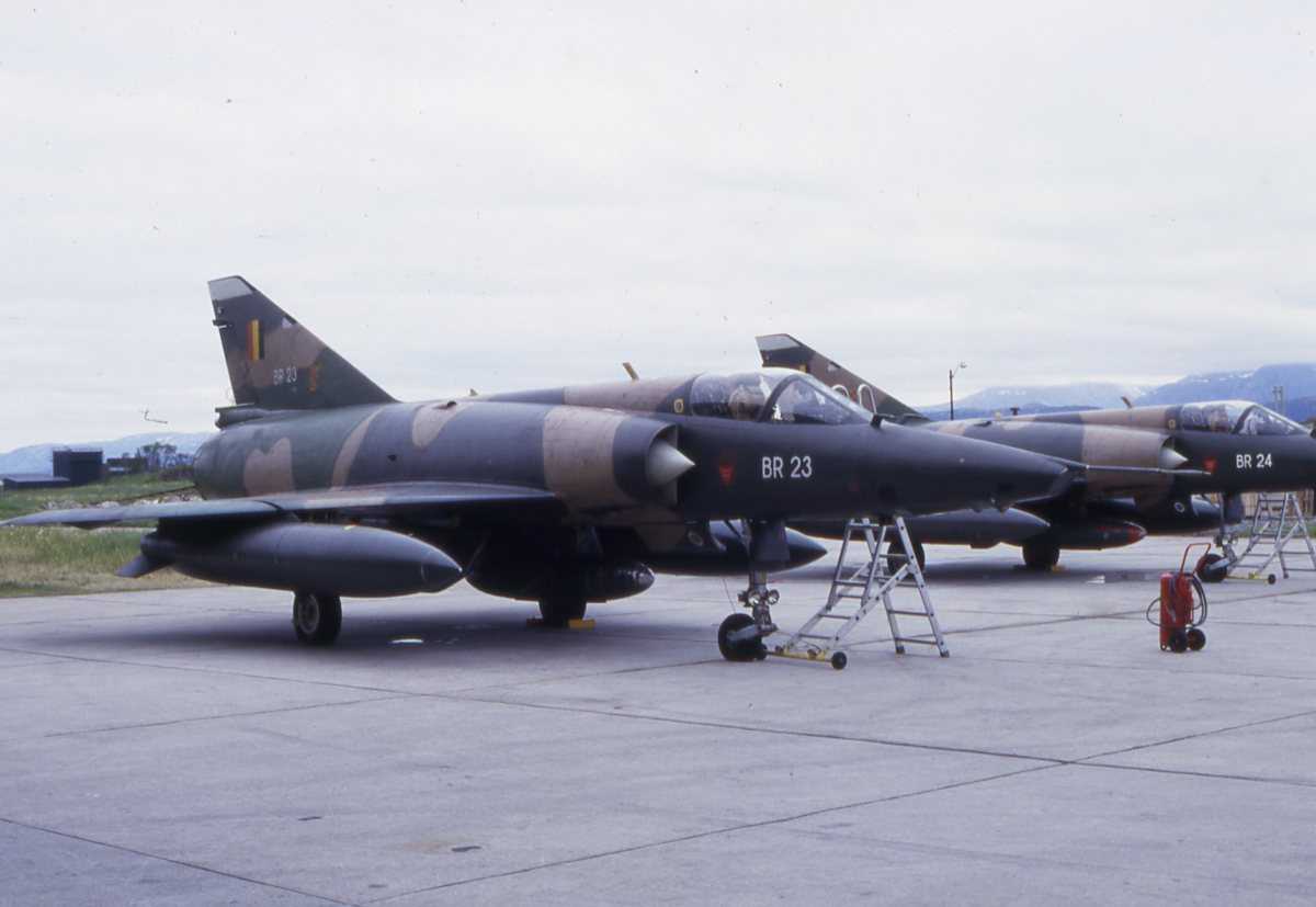 2 stk Belgiske fly av typen Mirage 5 med nr. BR 23 (nærmest) og BR 24, parkert utenfor Hangar 5 på Bodø hovedflystasjon.
