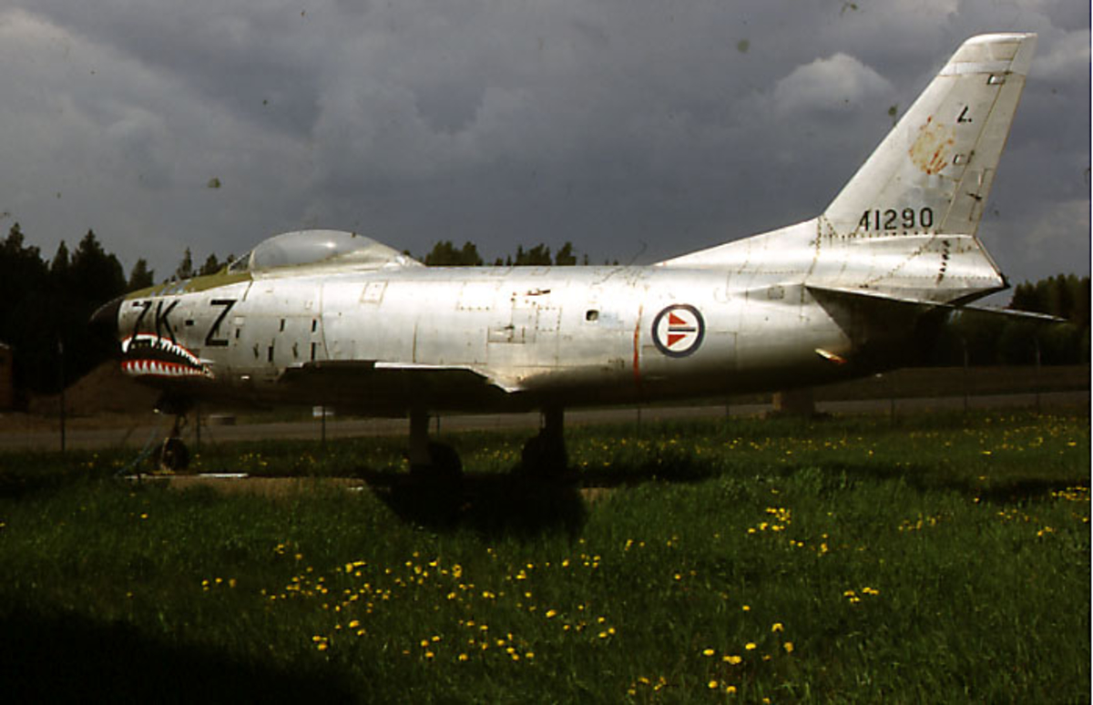 Lufthavn, 1 fly på bakken, North American F-86K, ZK-Z fra FMU.