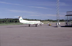 Lufthavn, ett fly på bakken SA EMB-120RT LN-KOC fra Widerøe 