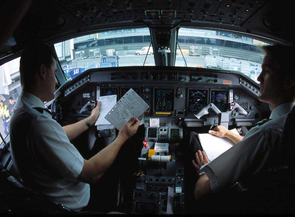 Lufthavn. Overblikk av cockpit, G-EMBF fra British Regional Airlines.