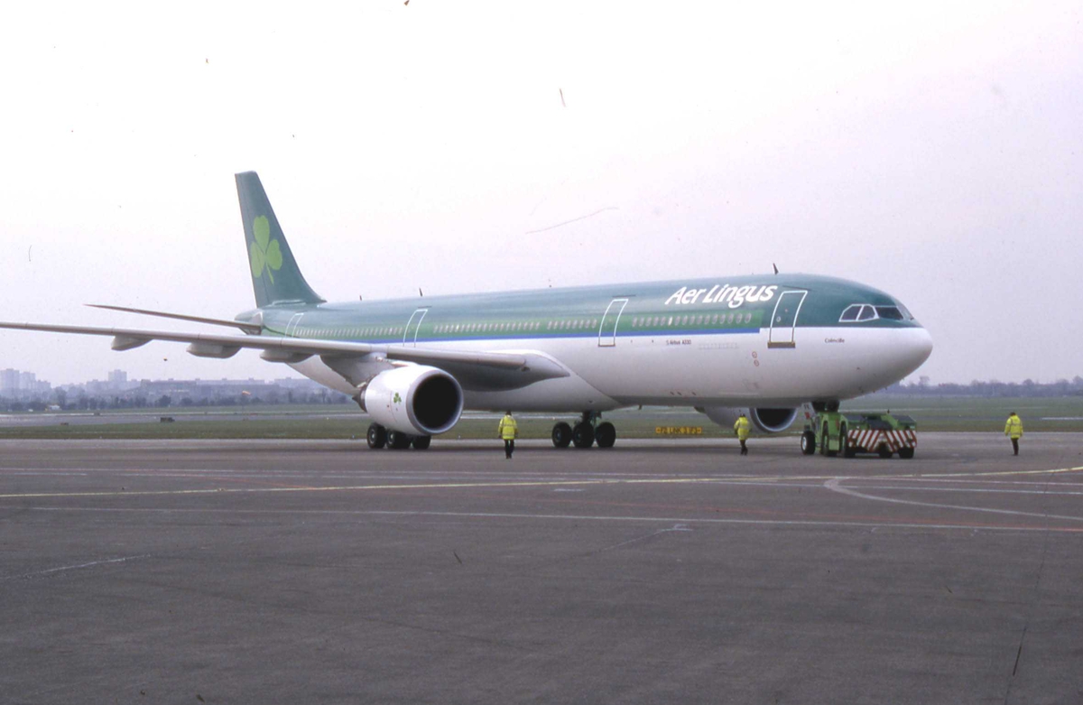 Ett fly på bakken, Airbus A330-301 EI-JFK "St.Colmcille"  Fra Aer Lingus.DUB Dublin, Irland.