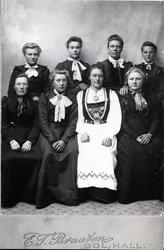 Fotografiet er frå ca. 1903.
Fyrste rekke frå venstre: Ukjen
