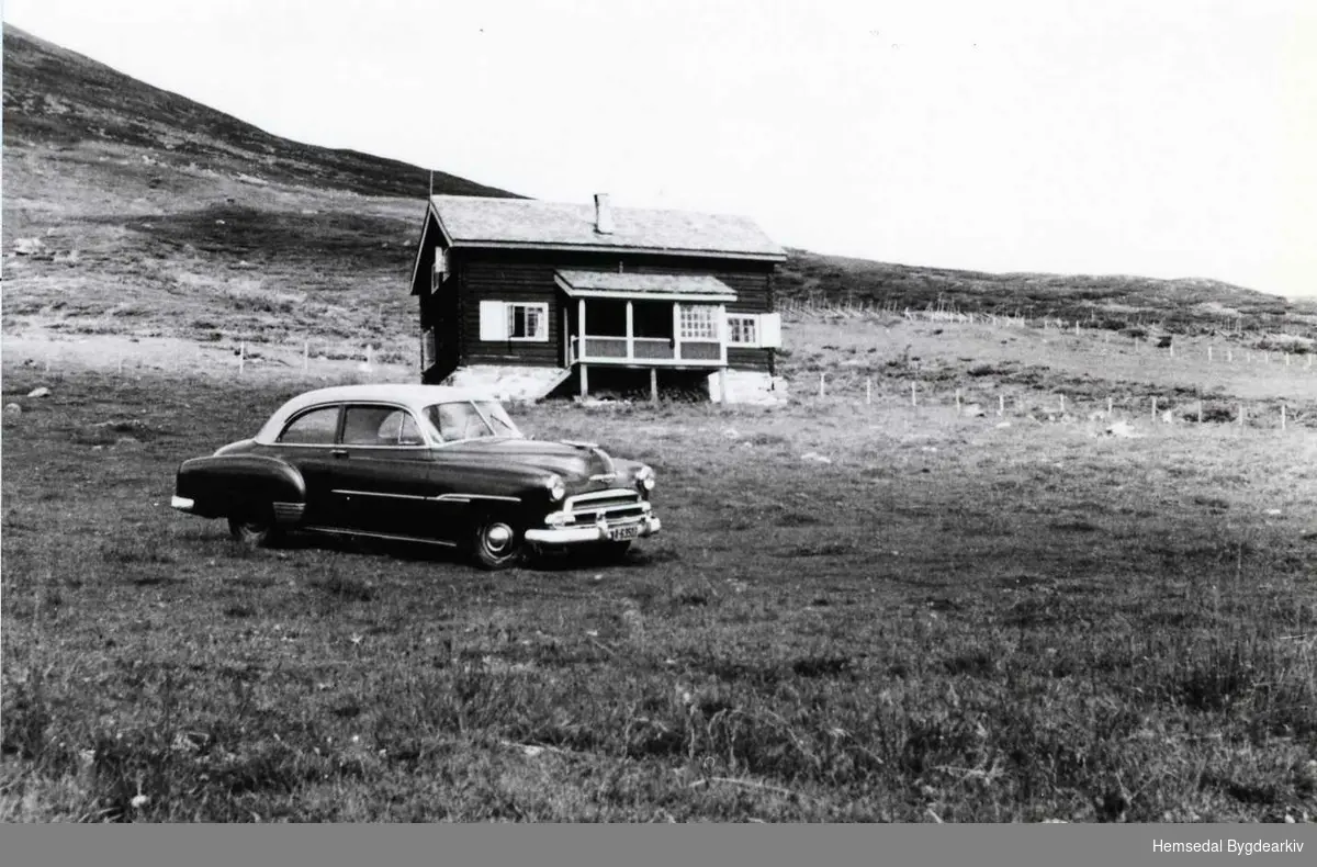 PÅ Jordestølen i Hemsedal, ca. 1955. Bilen er ein Chevrole 1952 mod