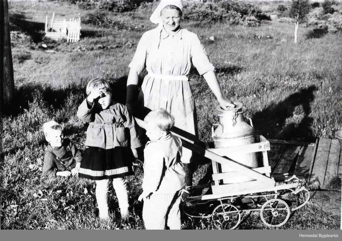 Anne Langehaug og byungar på Langehaugstølen ein gong på 1950-talet.