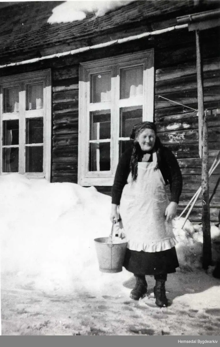 Ågot Vøllo heime på garden Vøllo,85.3, i Hemsedal, 1947- 1955