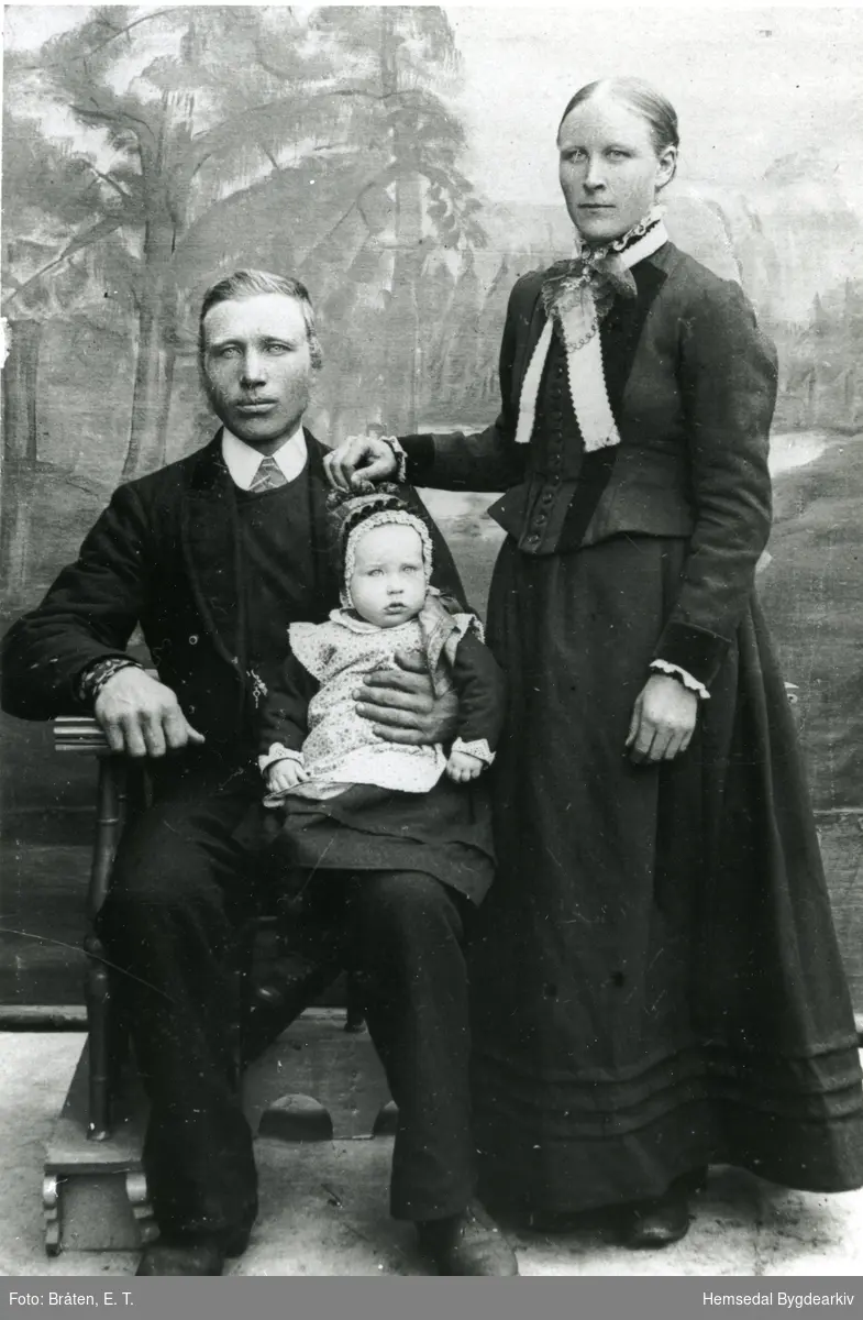 Ola(1865-1957) og Ingebjørg Dekko (1866-1957) med sonen Jakob (1893).
Fotografiet er teke ca. 1895
