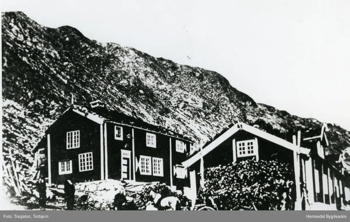 Bjøberg før ombygginga som var i 1880-1884. 88/2
Fotografiet er teke før 1870.