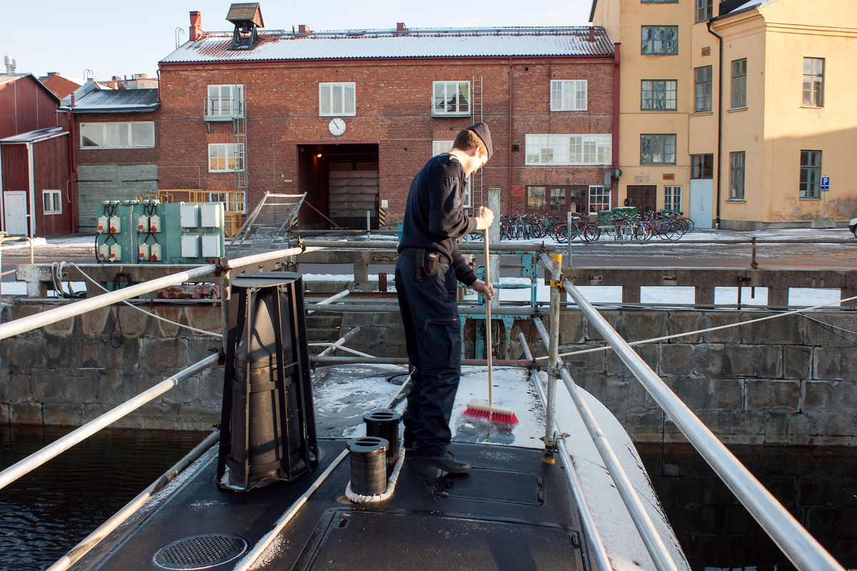 En dag på örlogsbasen med David Hellqvist och Hampus Ledskog.
2.Sonaroperatör Victor Persson sopar bort snön.