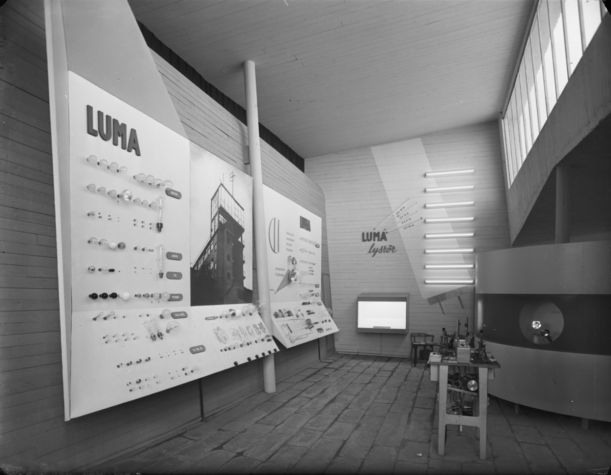 Gävleutställningen 21 juni-4 augusti 1946
KF:s paviljong
Skyltning med glödlampor och lysrör av märket Luma
Interiör