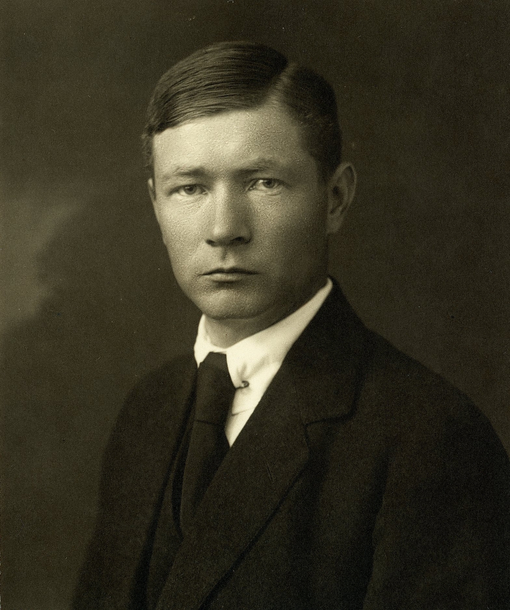 Biografiskt, personliga foton
Porträtt av en ung Osvald Almqvist.