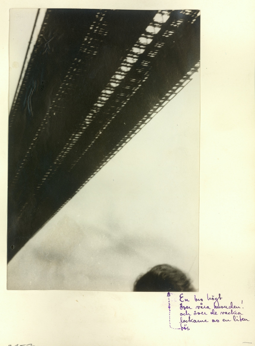 Under en bro
Exteriör. Bilden tagen från en båt. Resebild ur Gunnar Asplunds samling.