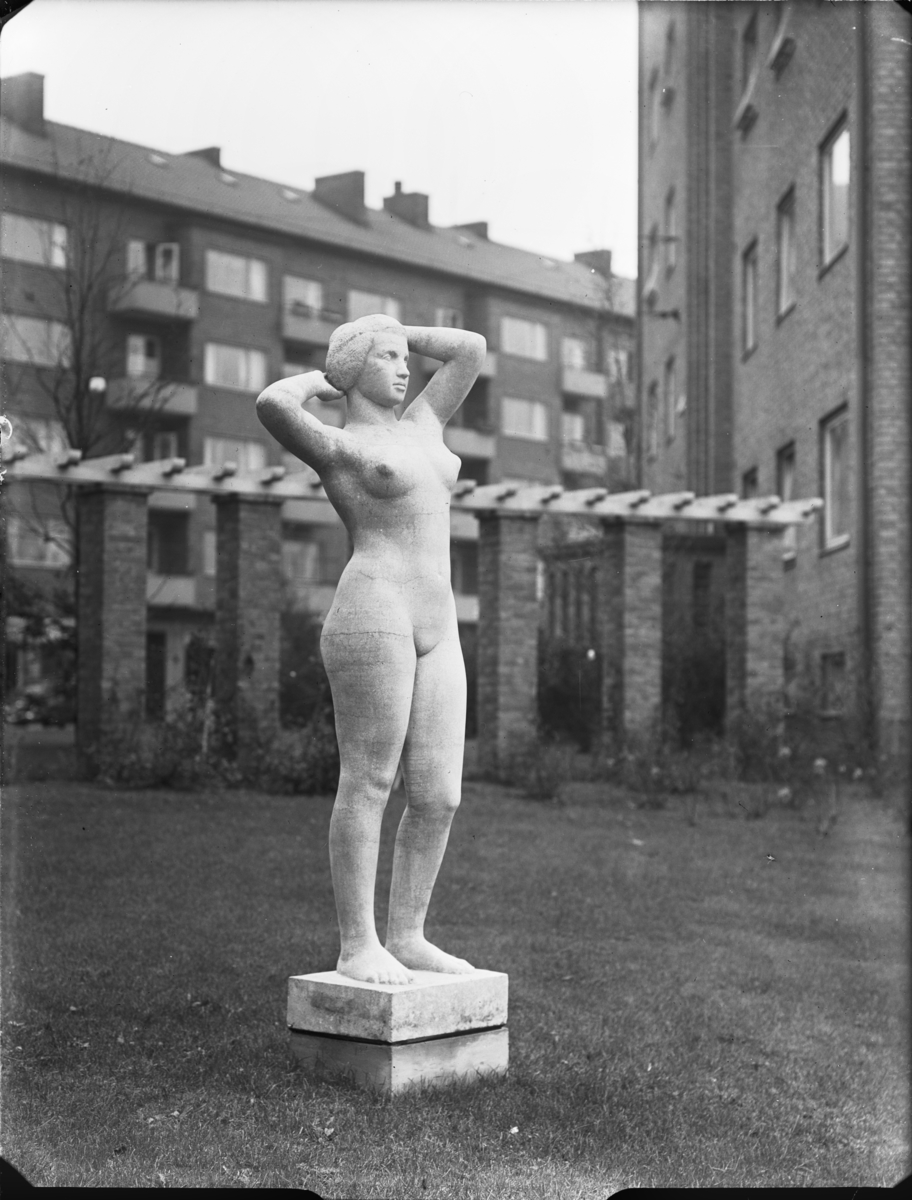 Skulpturen Sommar av konstnären Sjögren
Stående kvinna
Exteriör