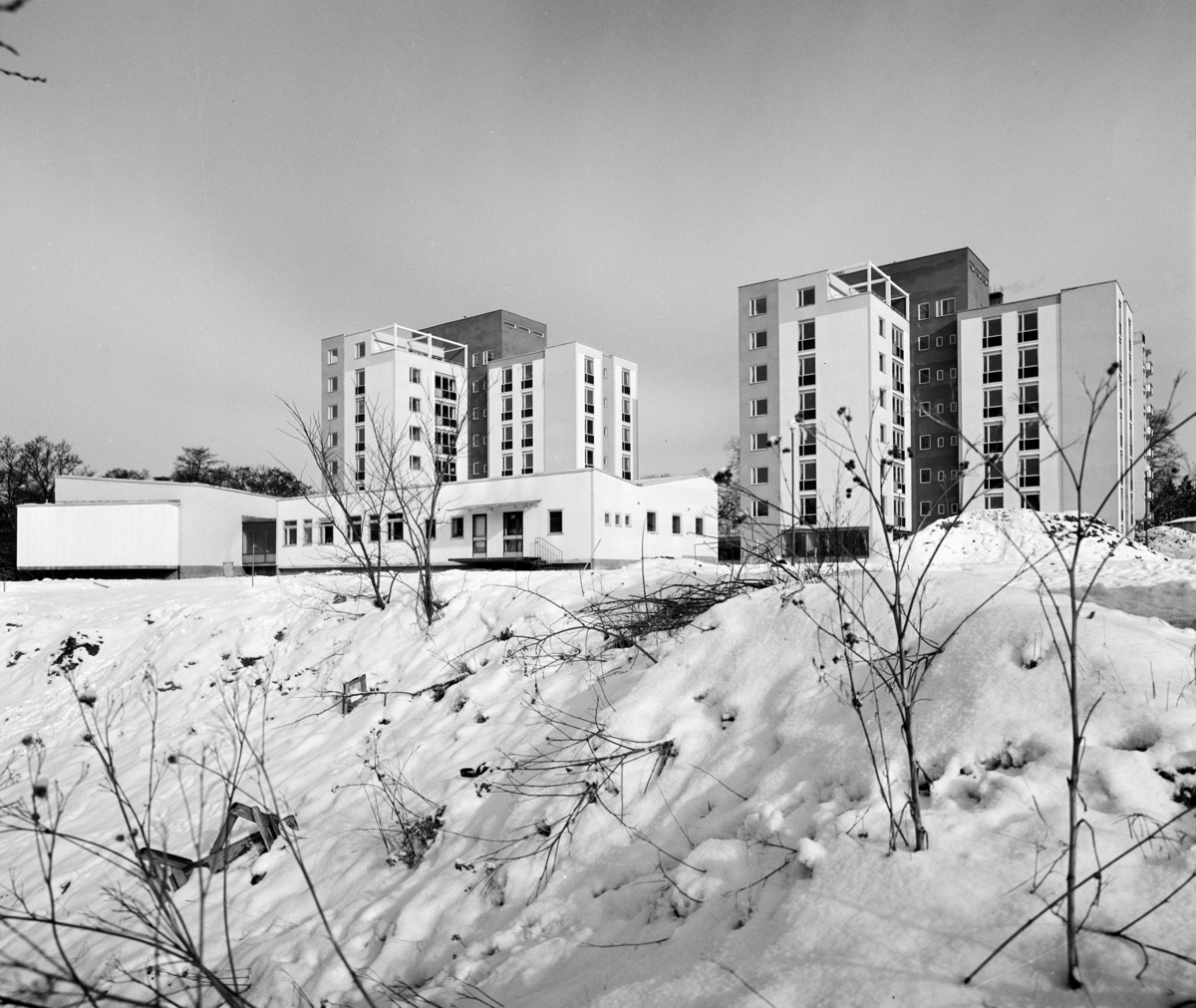 Strömbackens ålderdomshem
Exteriör, två punkthus samt låg köksbyggnad och samlingssal i vinterlandskap. Snötäckt fält i förgrunden.