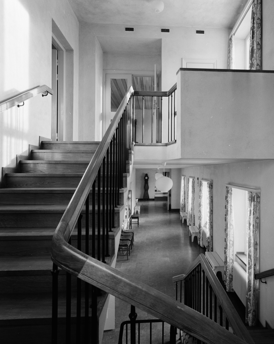 Hushållsseminarium
Interiör, trappa med vy över entré- och övre plan.