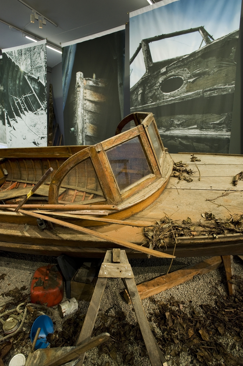 Motorbåten INGA. Utställningen "Vrak eller Kulturarv" visas på Sjöhistoriska museet.