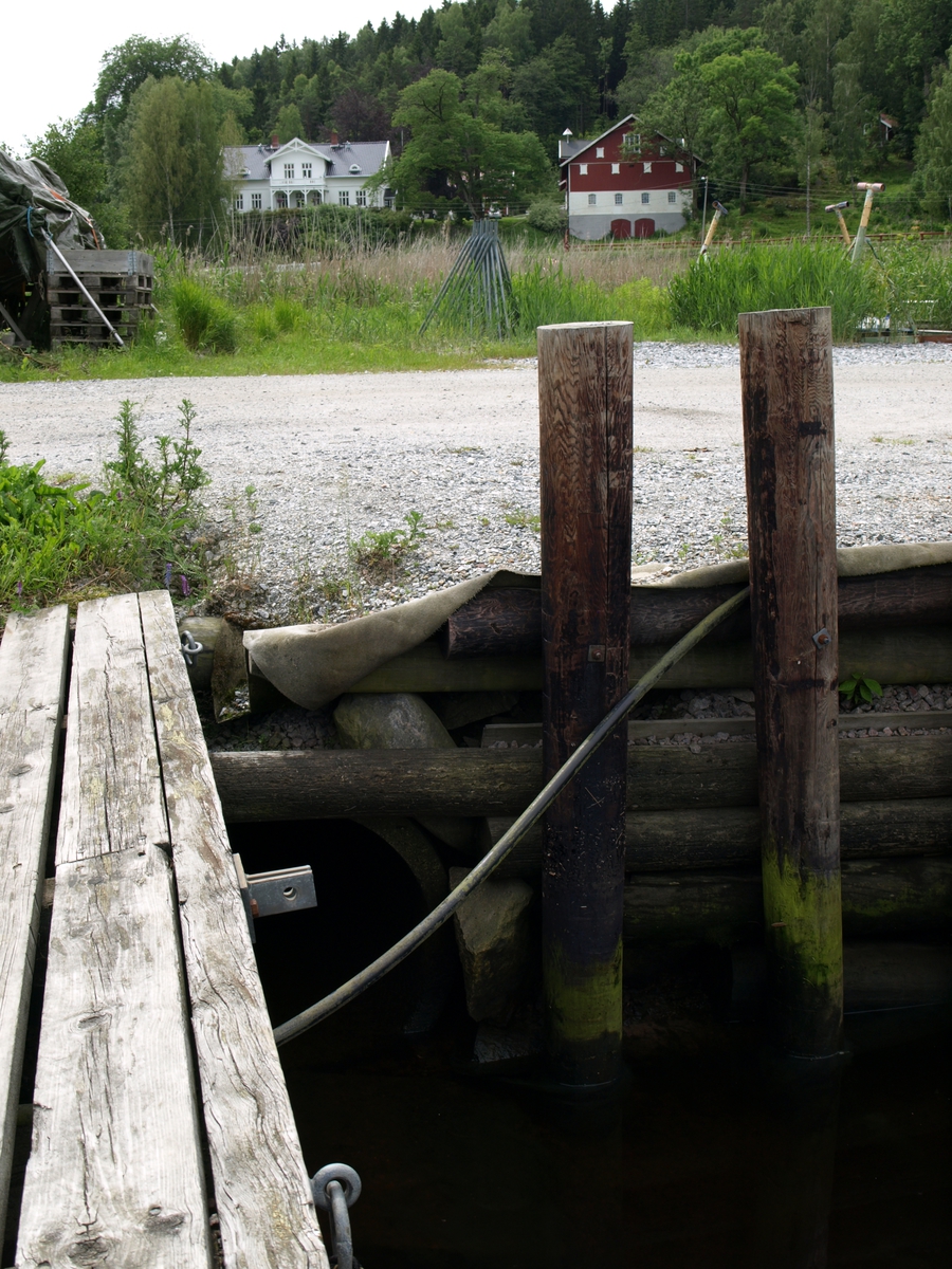 I Eskeviken ved Halden la såkalte "taterskøyter" til hvert år ved flere steder på 1950- og -60-tallet.

I Eskeviken nära Halden lade under 1950- och -60-talen så kallade "taterskøyter" till på flera platser.