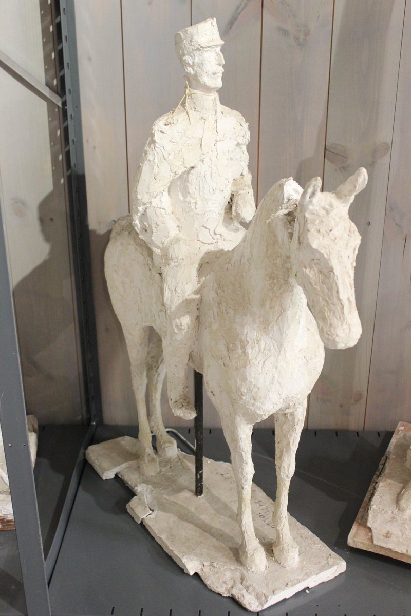 Skulptur i gips avH.M. Kong Haakon til hest.