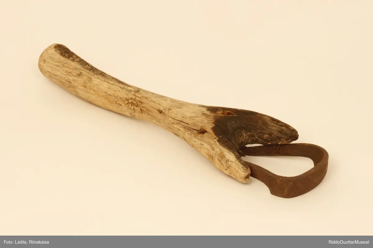 Form: avlangt, hank, deles i to nederst, skrape av bøyd jern 

Skåret av eb gren