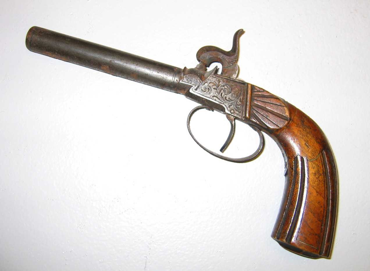 Sidene på pistolen er forsirt med inngravne ornament og skaftet med holkilprofilar og innlagde messingtrådar.