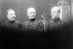 Studioportrett av tre offiserer.