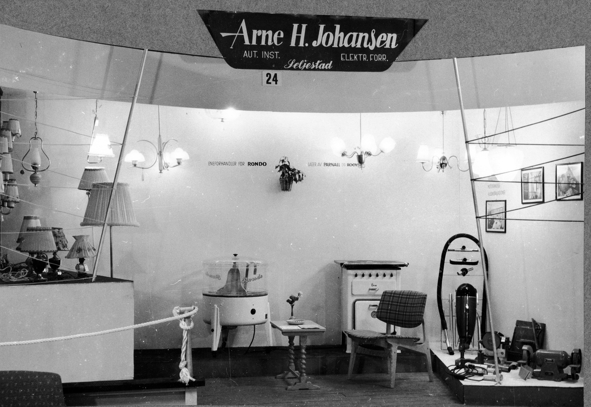 Standen til Arne H. Johansen under Harstadmessen, 1953.